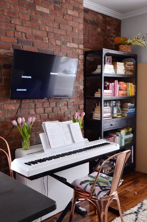 Piano Room Decor, Piano Living Rooms, Nyc Studio Apartments, Piano Decor, Trendy Apartment, Music Studio Room, New York Studio, Piano Room, Home Studio Music