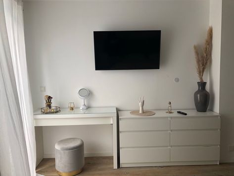 Dresser And Desk On Same Wall, Desk Next To Dresser Bedrooms, Tv At End Of Bed Ideas, Bedroom With Tv And Desk, Room Tv Ideas Bedrooms, Tv In Bedroom Ideas, Bedroom With Tv, Small Bedroom Hacks, Tv Bedroom