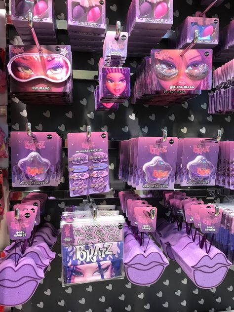 Bratz Makeup Palette, Bratz Makeup Products, Bratz Gift Ideas, Bratz Decor, Bratz Merchandise, Bratz Merch, Bratz House, Bratz Accessories, Bratz Mood