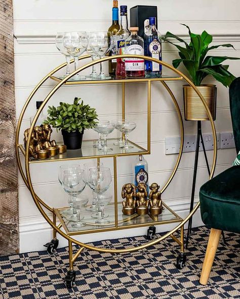 New Yorker Loft, Gold Drinks, Minimalistic Interior, Gold Bar Cart, Tea Trolley, Drinks Trolley, Art Deco Interior Design, Bar Cart Decor, Art Deco Home