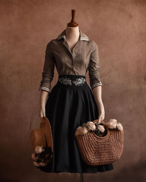 Seamstress Aesthetic Outfit, Hadestown Outfit Ideas, History Bounding Fashion, Victorian Librarian, Elfcore Outfits, Retro Womens Fashion, Modern Victorian Fashion, Vintage Outfits Women, Old Fashion Dresses