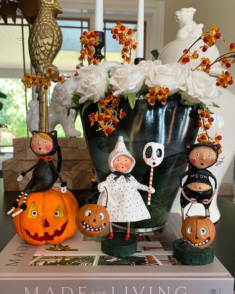 🍂🧡🍂Some Halloween fun!! 👻🎃💀 These cuties are in stock and ready to ship. This year we have also added Haunted House, candy corn trees, our handmade trees and pumpkins and so much more for this collection. 🍂🧡🍂 Tap the photo to shop 🛍 and FREE 📦shipping on all orders over $50. If you need a link I’m happy to send one, please message me. You can also tap the link in my bio and go right to my website. . . . . . . . #thepermanentgarden #blueandwhitechicpassion #preppychicpassion #bhg #southern... Lori Mitchell Figurines, Fraidy Cat, Lori Mitchell, Halloween Figures, Peg People, Velvet Pumpkins, Jim Shore, Christmas Store, Halloween Party Costumes