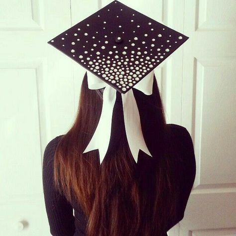 love the bow placement Graduation University, College Grad Cap Ideas, Grad Cap Decorated, High School Graduation Cap, College Graduation Cap Decoration, Grad Hat, Grad Cap Designs, Diy Graduation Cap, Graduation Cap Designs