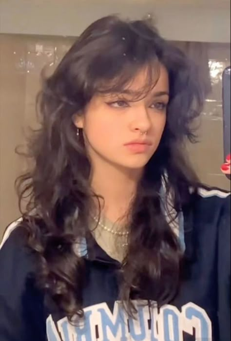 Y2k Haircuts Curly Hair, Medium Wolfcut Wavy Hair, Medium Hair Styles Wavy, Hair Cuts Wavy Hair Medium, Low Effort Haircut, Fluffy Haircuts For Women, Grunge Long Hair, Grunge Hair Long, Wavy Haircuts With Bangs