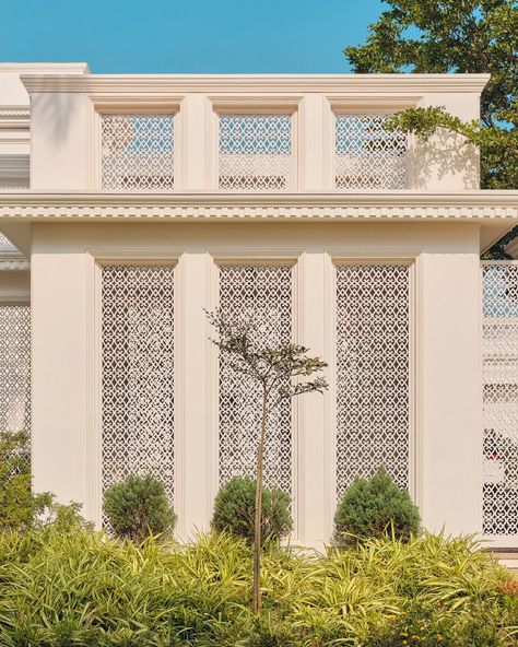 Vinita Chaitanya's newest creation is a home in Mangalore, inspired by Moroccan palaces | Architectural Digest India Arabic House Design Exterior, Moroccan Exterior Design, Moroccan Exterior, Arabic House Design, Morocco House, Architecture Digest, Moroccan Palace, Arch Entryway, Moroccan Architecture