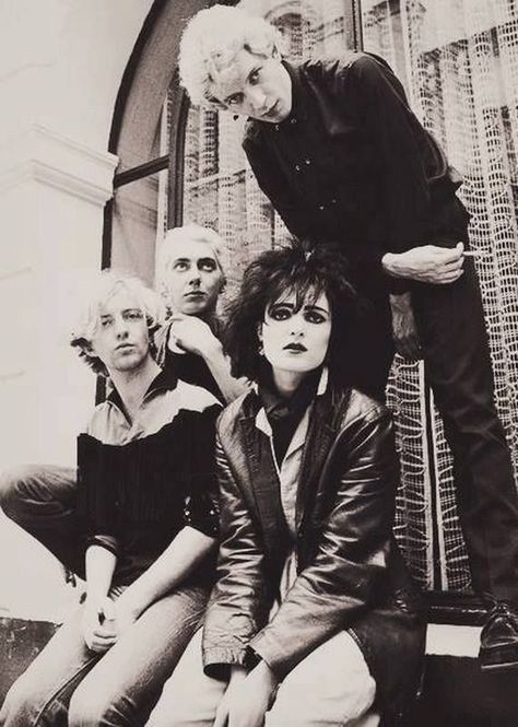 It shifts and it shifts...... Slowdive ... (Siouxsie And The Banshees) Goth Memes, 80s Goth, Siouxsie Sioux, Siouxsie And The Banshees, Goth Bands, Goth Music, Goth Subculture, Dark And Mysterious, Trad Goth