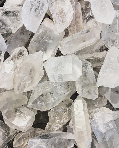 Quartz Aesthetic, Crystal Wallpaper, Pretty Crystals, Light Aesthetic, Crystal Aesthetic, Crystals Healing, Gems Crystals, White Wallpaper, White Aesthetic