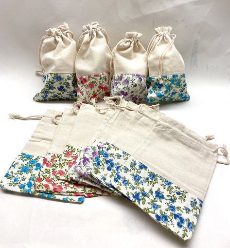 "Flower Pouch - Reusable Floral Cotton Gift Pouches For Wedding Party Favors Candy Bag- Floral Fabric Cotton Bags - 2 Sizes In 5 Colors Large Size: 7.25 X 5.75\" # 101413-03 -Pack of 12pcs Small Size: 5.75 x 3.75\" #101413-02 -Pack of 18pcs These Beautiful Cotton Gift Pouches Come In Small Size Of 3.75 x5.75 Inches And Large Size Of 7.25 x5.75 Inch. Look So Cute With Floral Cloth At The Bottom Part. Great For Storing Or Packaging For Beads, Jewelry Accessories, Soap, Candies, Herbs Or Any small Small Cloth Bags Diy, Cotton Bags Ideas, Gift Bag Sewing Pattern, Cloth Gift Bags, Handmade Fabric Bags, Pouch Diy, Cloth Pouch, Diy Bag Designs, Cotton Bags