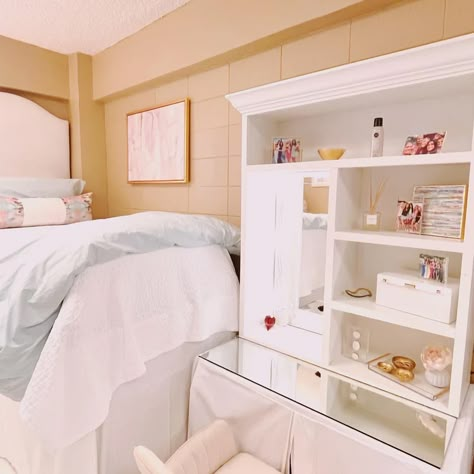 Chic Dorm Room, Dorm Room Setup, Sorority Room, Dorm Room Desk, College Dorm Room Inspiration, Dream Dorm Room, Dorm Desk, Dorm Room Styles, Freshman Dorm