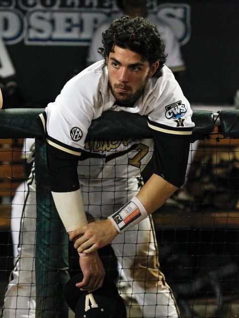 Fine Mlb Players, Dansby Swanson Aesthetic, Fine Baseball Players, Dansby Swanson Hair, Baseball Players Hottest, Baseball Aesthetic Boy, Baseball Boyfriend Aesthetic, Dansby Swanson Wallpaper, Baseball Boy Aesthetic