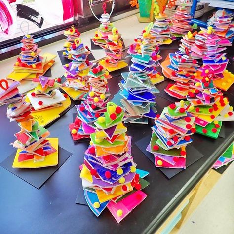 Miss Lee on Instagram: "2nd graders made some Christmas tree ornaments as one of their holiday projects. 🌲✨🥰 #arted #arteducation #artteacher #artteachersofinstagram #iteachart" Elementary Christmas Ornaments Art Projects, Christmas Art Lessons For Kindergarten, 1st Grade Christmas Art Lesson, Art Room Christmas Tree, Christmas Art Second Grade, One Day Christmas Art Projects, Preschool Christmas Art Projects, Christmas Crafts Elementary School, Upper Elementary Christmas Crafts