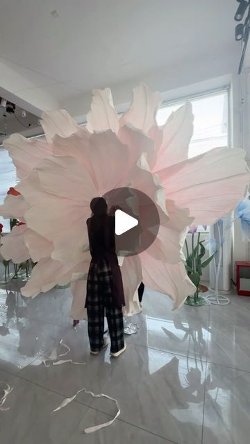 manney.paperart.design on Instagram: "300cm diameter giant paper flower install！ #paperflower #giantflower #paperart #install #flowerstudio" Giant Paper Flowers Template, Giant Paper Flower, Floral Installations, Flower Sculptures, Flower Studio, Giant Paper Flowers, Giant Flowers, Table Display, Table Flowers