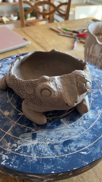 Pottery Feet Ideas, Reptile Crafts, Clay Pinch Pots, Halloween Tea Party, Ceramic Cute, Ceramics Inspiration, Pinch Pot, Animal Planters, Pot Ideas