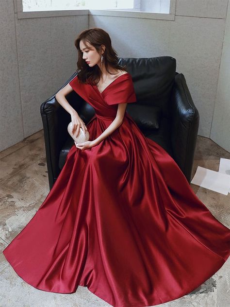 Simple Graduation Dresses, Typa Girl, Tights Boots, Wine Red Dress, Formal Women, Red Satin Dress, Simple Frocks, Prom Dresses Elegant, Dress Train