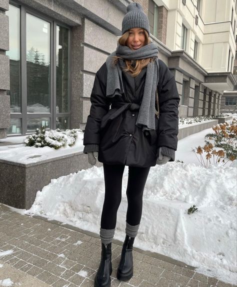 Belted Puffer Jacket Outfit, Theme Park Outfits Cold Weather, Winter 2024 2025 Outfits, Grocery Run Outfit, Winter 2025 Outfits, Parka Street Style, New York Winter Outfit, Snow Day Outfit, Long Winter Jacket