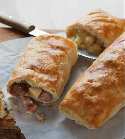 How to make a Bedfordshire Clanger from Great British Bake Off 2017 Forgotten Bakes week Bedfordshire Clanger, British Baking Show Recipes, British Bake Off Recipes, Hand Pies Savory, Pastry Dishes, Bake Off Recipes, British Cooking, Uk Recipes, Foreign Food