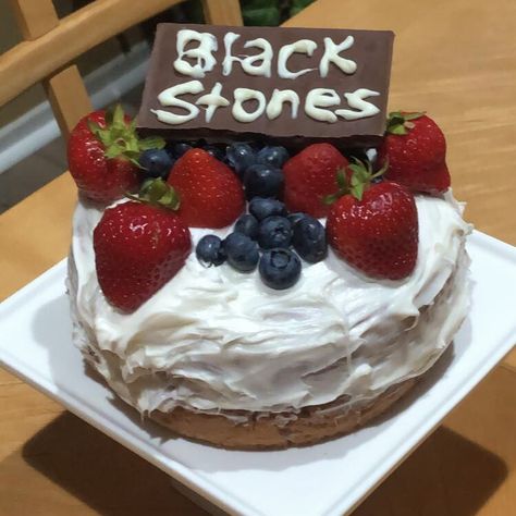 hachis cake for nana (made this with ma bestie) Anime Cake, Nana Manga, Nana Osaki, Black Stones, Pretty Cakes, Cute Cakes, Pretty Food, Cute Food, Aesthetic Food