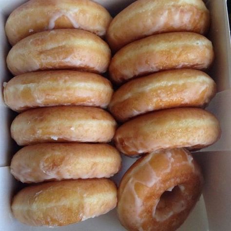 Glazed Donuts, Krispy Kreme, Vanilla Latte, Donut Glaze, Vanilla Bean, Hot Dog Buns, Donuts, New England, Sweet Treats