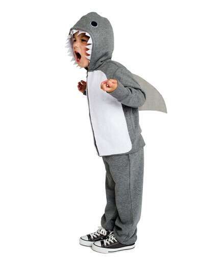 DIY Halloween costumes ideas - Shark costume Diy Shark Costume, Fantasia Diy, Halloween Costumes Kids Homemade, Diy Costumes Kids Boys, Creative Halloween Costumes Diy, Make Your Own Costume, Kids Halloween Costumes, Handmade Halloween Costumes, Shark Costume