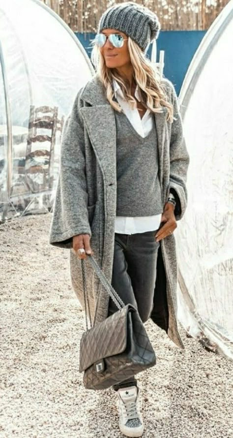 Mode Over 50, Elegant Walking, Sneaker Outfits, Winter Wardrobe Essentials, Lovely Fashion, Mode Casual, Grey Coat, Urban Street Style, Church Outfits