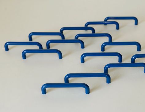 Vintage Blue Plastic / Furniture Handles / NOS Drawer Pulls / Mind Century Modern / Retro Memphis Kitchen / Hewi Style From 1980s - Etsy.de Bathroom Handles Drawer Pulls, Mid Century Handles, Colorful Cabinet Hardware, Mind Century Modern, Memphis Kitchen, Kitchen Knobs And Pulls, Mid Century Modern Blue, Blue Drawers, Retro Cabinet