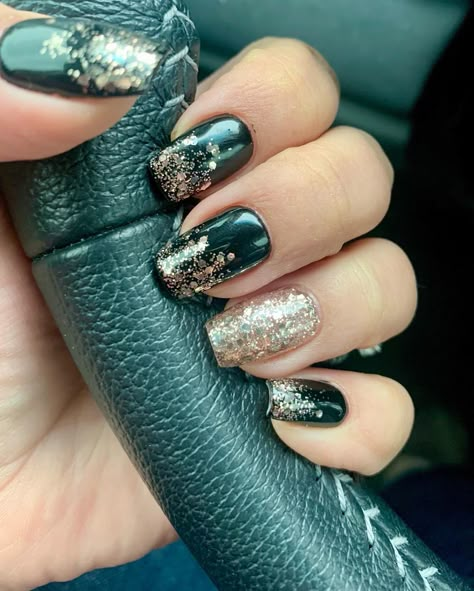 Dark Green Nails With Gold Tips, Dark Green New Years Nails, Dark Green And Glitter Nails, Green Nails Gold Glitter, Dark Green Nails With Gold Design, Hunter Green And Silver Nails, Black Nails Green Glitter, Gel Nails Green And Gold, Green Dress Gold Jewelry