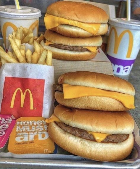 Mcdonalds Fast Food, Junk Food Snacks, Food Therapy, Think Food, Picture Credit, Food Obsession, Interesting Food Recipes, Yummy Food Dessert, Pretty Food