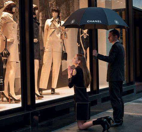 Pray to Chanel Chanel Aesthetic, Photo Polaroid, Moda Chanel, Rome Antique, Mode Chanel, Paris Vintage, Chanel Couture, Store Window, Model Aesthetic