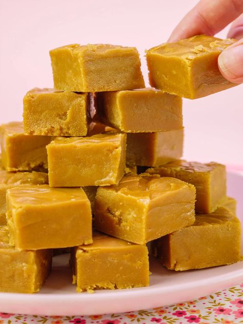 Maple Fudge Recipe (with VIDEO) - Vargasavour Recipes Maple Fudge Easy, Maple Syrup Fudge Recipe, Easy Maple Fudge, Cocoa Frosting Recipe, Maple Fudge Recipe, Scottish Tablet Recipes, Maple Fudge Recipes, Maple Marshmallows, Tablet Recipe