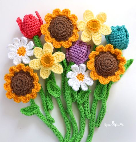 Crochet Bouquet Pattern Free, Bernat Super Value Yarn, Amigurumi Flower, Crochet Plants, Garden Board, Learn Crochet, Crochet Garden, Crochet Wreath, Repeat Crafter Me