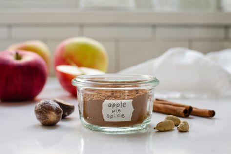 Homemade Apple Pie Spice (Difference vs Pumpkin Spice) Apple Pie Spice Recipe, Apple Pie Bars Recipe, Apple French Toast Casserole, Pie Bars Recipe, Pumpkin Pie Spice Recipe, Pie Spice Recipe, Diy Apple, Apple Pie Bars, Warm Desserts