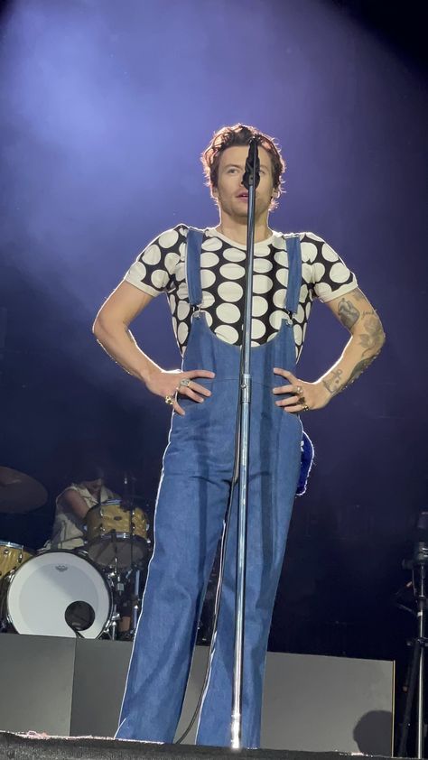 Harry Styles Overalls, Harry Styles Black And White, Hippie Music, Love On Tour Outfits, Blue Jean Overalls, Jenny Lewis, Love Everyone, Europe Tours, Mr Style