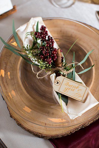 A wooden slab placemat and napkin tied with twine, berries, and cinnamon stick is full of rustic charm. Christmas Tree Inspiration Rustic, Violet Room, Baroque Decor, Rustic Winter Wedding, Christmas Crafts To Sell, Christmas Crafts For Toddlers, Christmas Tree Decorating Themes, Christmas Crafts For Adults, Winter Wedding Decorations