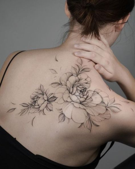 Paris Tattoo Artist, Tattoo Flowers Back, Tattoo On Back Of Shoulder, Back Tattoo Floral, Back Tattoo Flowers, Shoulder Tattoos Women, Floral Back Tattoo, Anastasia Tattoo, Best Flower Tattoos