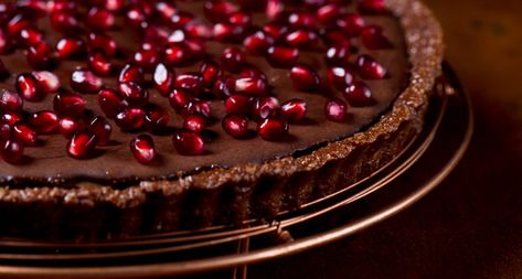 Chocolate and Pomegranate Tart Pomegranate Pie, Pomegranate Tart, Chocolate Pomegranate, Chocolate Silk Pie, Chocolate Fan, Low Fodmap Recipes, Raw Chocolate, Help Others, Tart Recipes