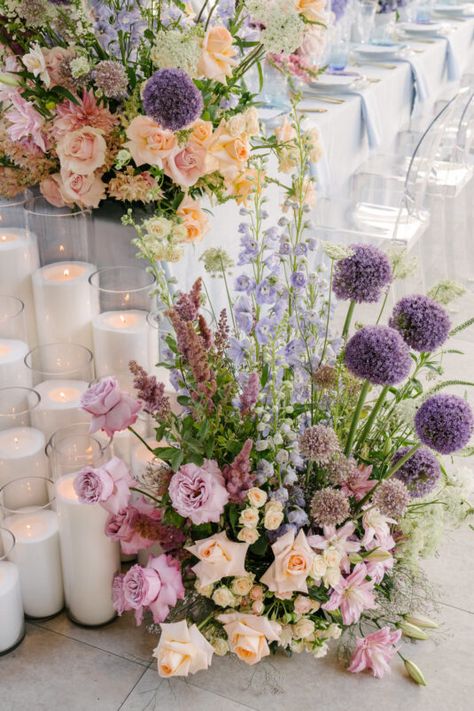 White And Purple Wedding Flowers, Purple Green Wedding Theme, Lilac And Green Wedding Decor, Lavanda Wedding, Bridgerton Flower Arrangements, Green And Lavender Wedding, French Lilac Wedding, Spring Wedding Lilac, Wedding Flower Arrangements Lilac