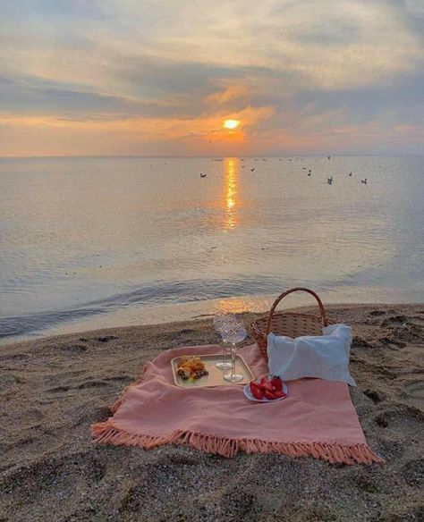 Surprise Proposal Pictures, Romantic Beach Picnic, Picnic Date Food, Picnic On The Beach, Old School Aesthetic, Picnic Engagement, Picnic Theme, Beach Proposal, Beachy Aesthetic