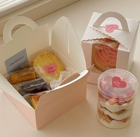 Aesthetic Dessert Packaging, Cupcake Gift Box Ideas, Aesthetic Food Packaging, Cupcake Packaging Ideas, 귀여운 음식 그림, Baking Packaging, Dessert Packaging, Packaging Ideas Business, Small Business Packaging Ideas