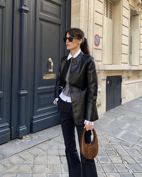 Leiasfez Style, Preppy Street Style, Leia Sfez, Preppy Fashion, Micro Bags, Parisian Chic Style, Parisian Women, Jeanne Damas, Daily Fashion Inspiration