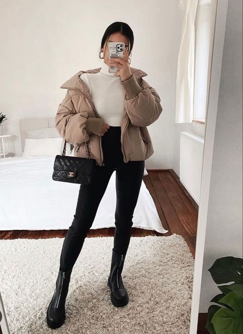 College Outfits Uk, Beige Puffer, Cold Outfit, Winter Jacket Outfits, Puffer Jacket Outfit, Ny Outfits, Jacket Outfit Women, Japan Outfit, Stylish Winter Outfits