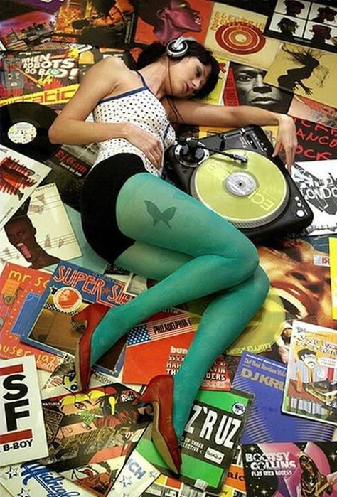 Love this photo Retro Caravan, Music Vinyl, Riot Grrrl, Rock N’roll, Mia 3, Record Players, Foto Art, Vintage Vinyl, Record Player