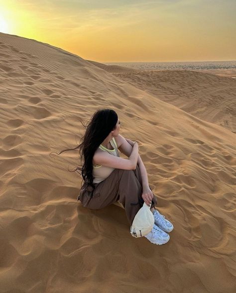 Desert Pose Ideas, Poses In Desert, Mountain Poses Photo Ideas, Dubai Photography Ideas, Dubai Picture Ideas, Dubai Fits, Dubai Pics, Desert Look, Arabian Nights Aesthetic