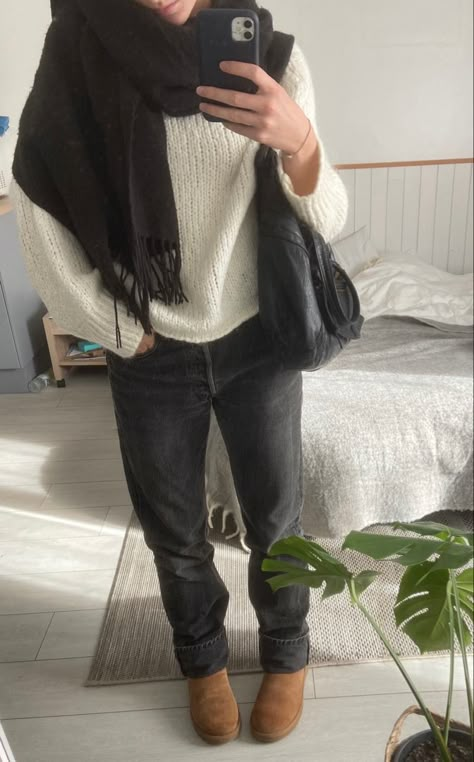 stockholm outfit inspo . ugg . automn . fall outfit Stockholm Style Converse, Ootd Jean Noir, Pantalon Noir Outfit, Outfit Jeans Noir, Stockholm Spring Outfit, Winter Outfits Stockholm Style, Ugg Noir Outfit, Outfit Pull, Outfit Manteau