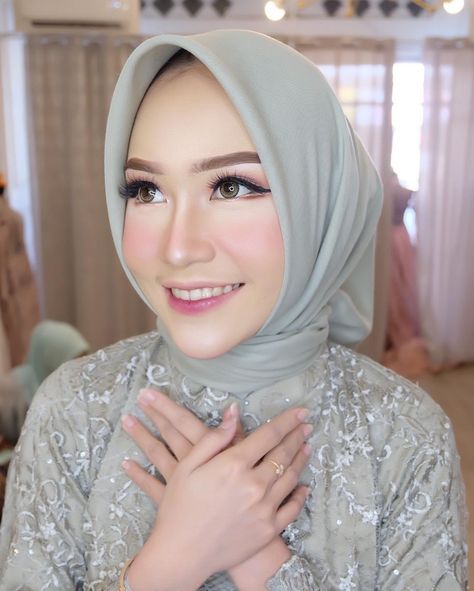 Makeup and Hairdo for Graduation Ceremony Graduation is your milestone event and you need to get ready early in the morning. Make Up Tunangan, Make Up Perpisahan, Make Up Wisuda Korean Look, Hairdo For Graduation, Make Up Wisuda Hijab, Makeup Wisuda Hijab Flawless, Graduation Hijab, Make Up Wisuda, Makeup Wisuda