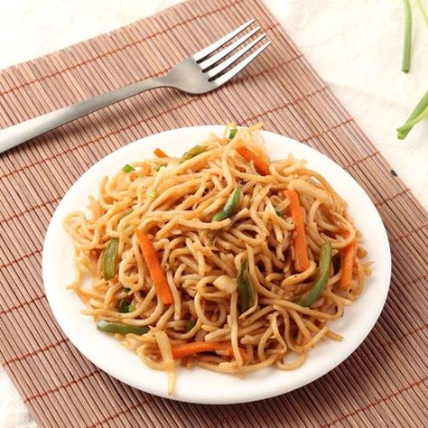 Vegetable hakka noodles Veg Hakka Noodles, Hakka Noodles Recipe, Chinese Noodle Dishes, Hakka Noodles, Chinese Vegetables, Mumbai Food, Cooking Advice, Fried Vegetables, Noodle Recipes