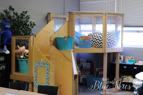 class loft Classroom Reveal 2015 First Grade Blue Skies Loft Classroom, Classroom Loft, Reading Loft, Classroom Decor Middle, Middle School Classroom Decor, Classroom Arrangement, 21st Century Classroom, Classroom Decor High School, Diy Classroom Decorations