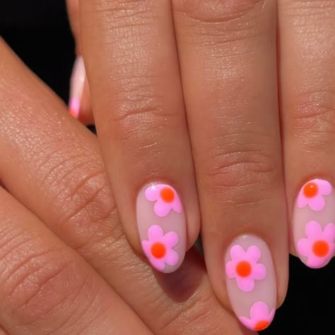 peachi nails on Instagram: "In love with spring/summer sets like these 🌼🩷🔥
Do you stick to seasonal nail trends?

@cmp_beautysupplies gel polishes used:
🩷barely there
🩷one more pink
🩷elysium" Daisy Short Nails, Pink Floral Nail Art, Colourful Biab Nails, Spring/summer Nails, Nail Two Colors, Summer Nails Colorful, Beginner Nail Art, Nail Designs For Summer, Summer Sets