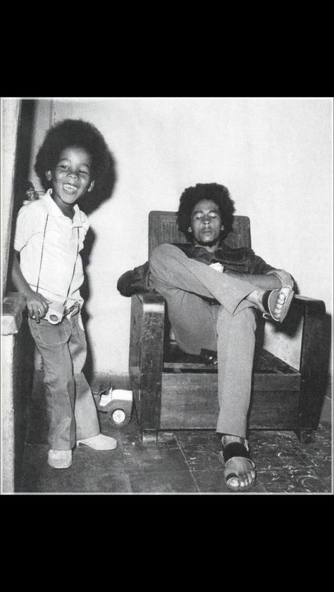 Bob & Ziggy Black Style Icons, Thomas Bangalter, Bob Marley Legend, Marley Family, Bob Marley Pictures, Ziggy Marley, Tom Morello, Father Knows Best, Robert Nesta