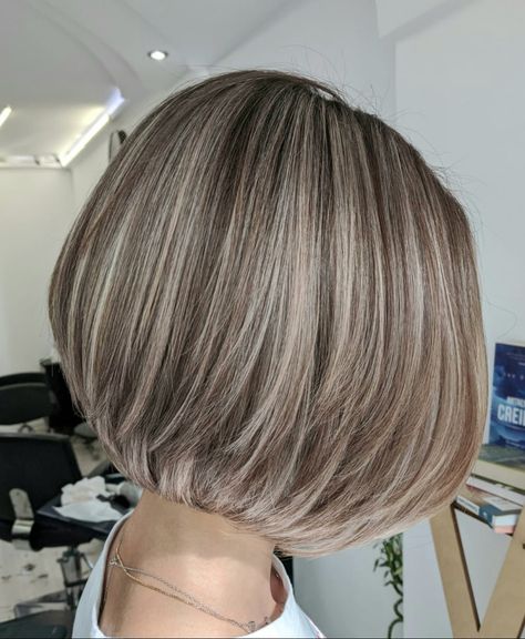 Babylights On Short Hair, Short Layerd Bob, Short Hair Babylights, Bob Balayage Hair, Balayage Hair Short, Bob Balayage, Baby Highlights, Undercut Bob, Short Hair Highlights