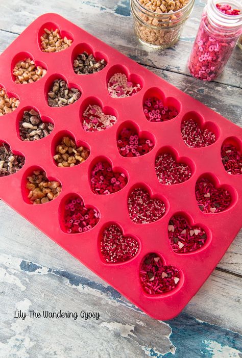 Chocolate Hearts Candy, How To Make Candy, Easter Board, Valentines Baking, Gourmet Candy, Valentine Desserts, Valentines Day Food, Valentine Chocolate, Candy Hearts